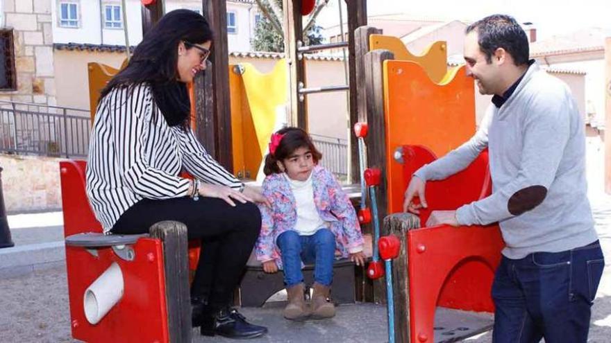 Daniela, entre sus padres María Campillo y Sergio Barrios, en un parque de la capital durante su última visita a Zamora.