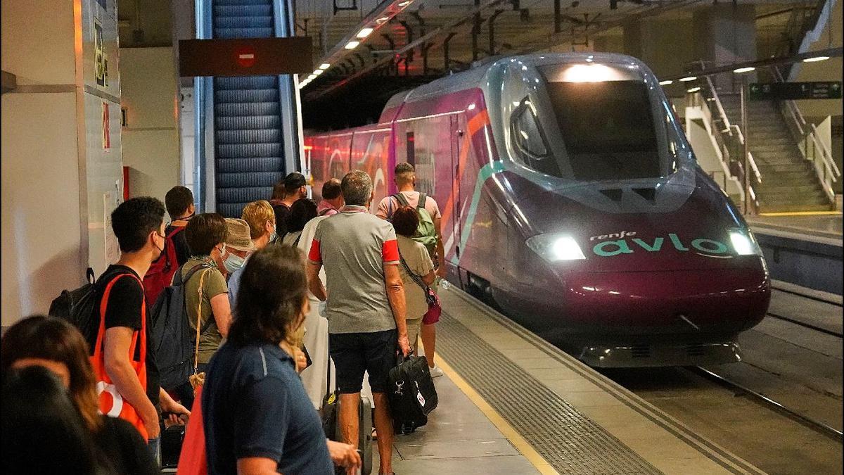 Passatgers esperant l&#039;Avlo, a l&#039;estació de Girona.