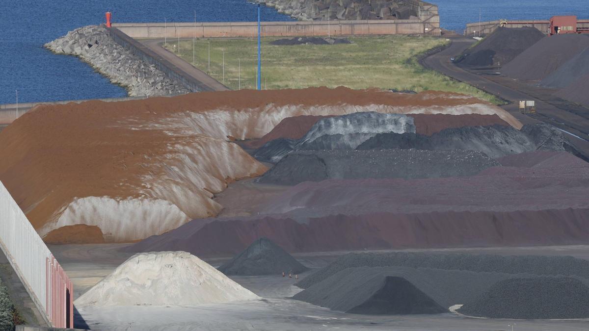 Vista de la explanada trasera de Ebhisa, ocupada en su mayor parte por acopios de mineral de hierro para Arcelor.