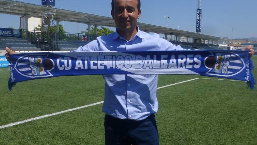 Armando de la Morena posa, ayer, en el césped de Son Malferit tras su presentación como técnico del Atlético Baleares.