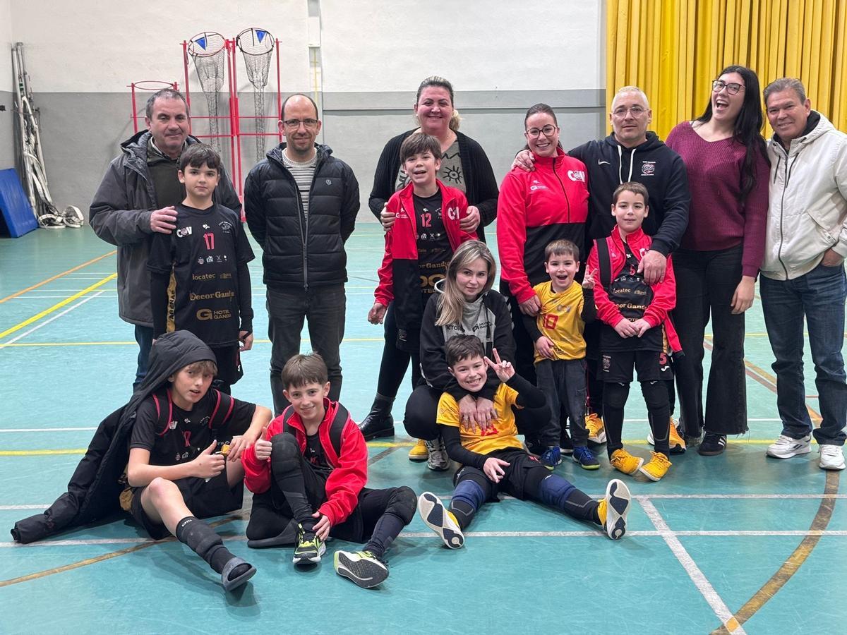 Grupo de padres, jugadores y técnicos del CV Arenas desplazados a Xàtiva