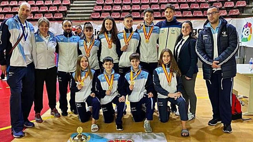 La selección gallega de técnica de taekwondo, con sus medallas en el Campeonato de España.