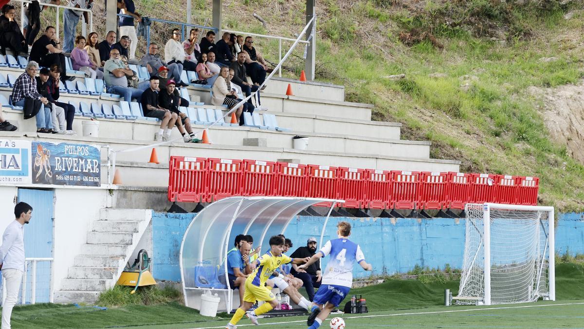 El campo de fútbol de Gondomar vuelve a la normalidad tras desplomarse una grada