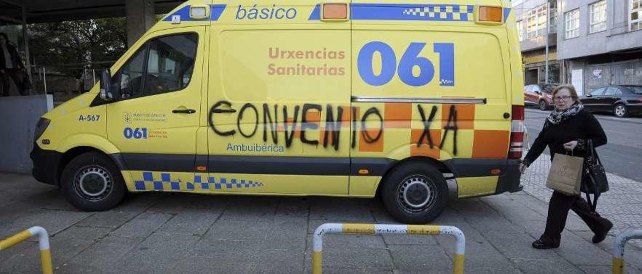 Una ambulancia en el ambulatorio de Lalín con pintadas por la huelga del personal. // Bernabé/Javier Lalín
