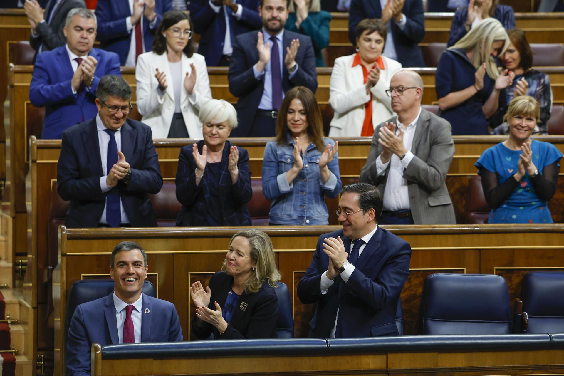 Pedro Sánchez es aplaudido por la bancada del PSOE en el Congreso