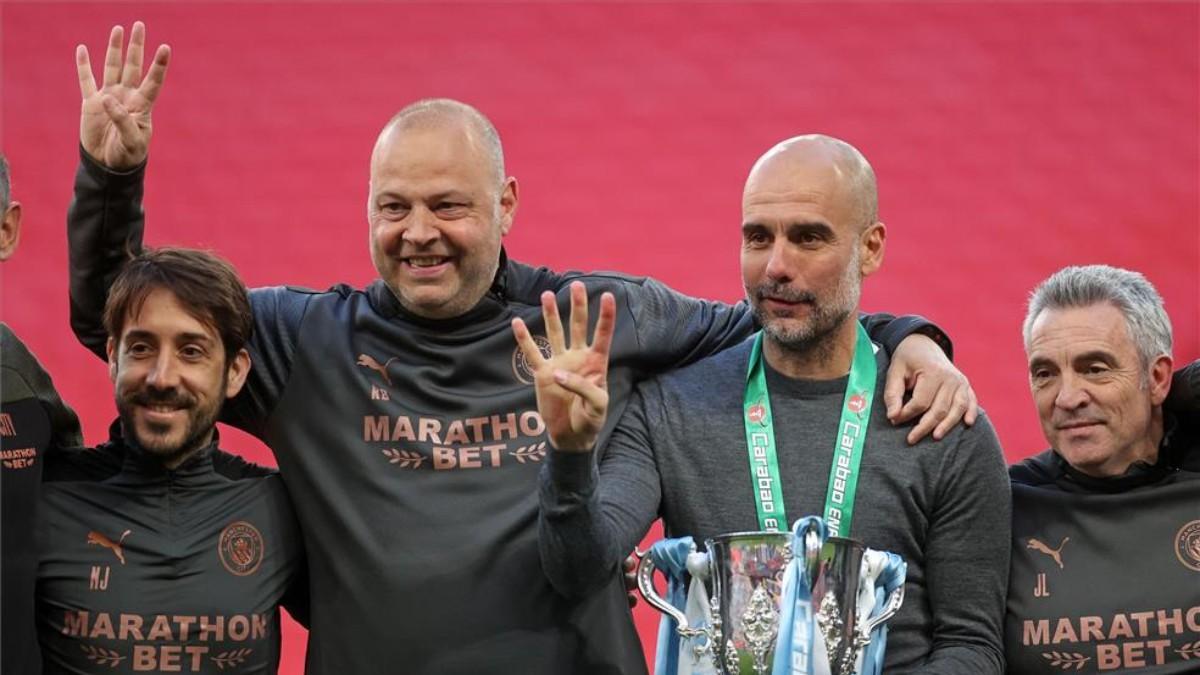 Guardiola y su equipo, celebrando la Copa de la Liga