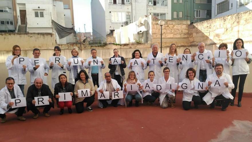 Concentración reivindicativa de los trabajadores del centro de salud de Arquitecto Bennàssar.