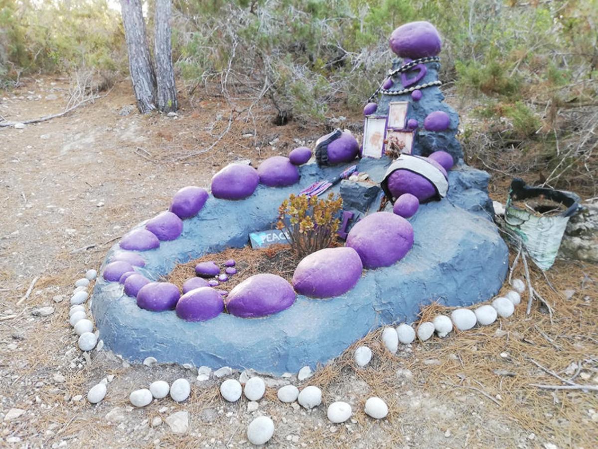Algunas de las tumbas caninas que existen en sa Talaia de Sant Antoni.