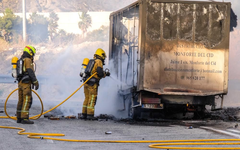 Arde un camión en Monforte del Cid