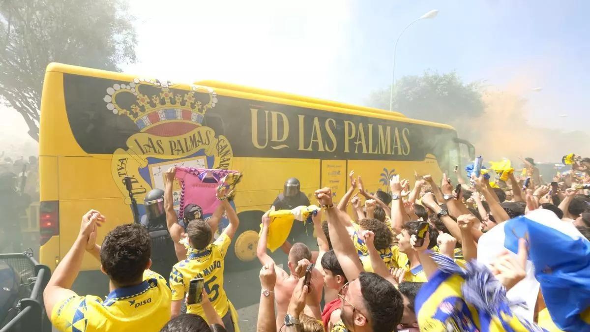 La guagua de la UD Las Palmas, a su paso por Fondos de Segura el 3 de mayo de 2025.