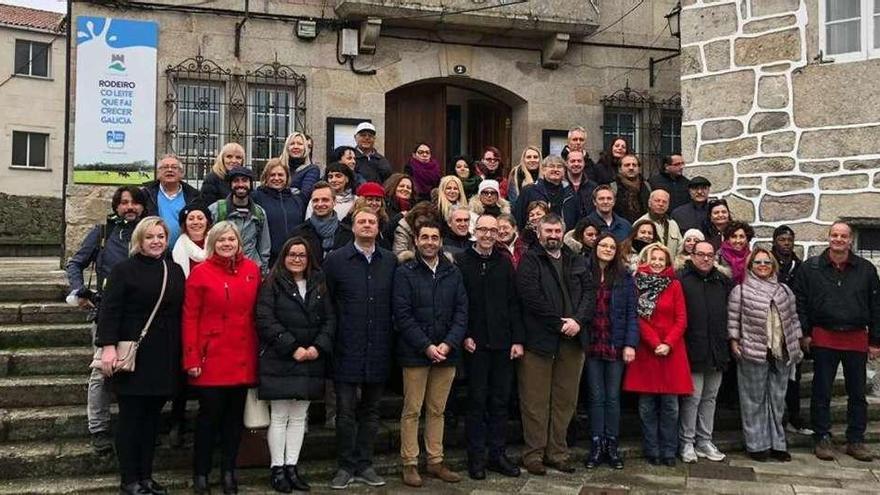 Representantes de los cinco países, ayer, delante del consistorio rodeirense con el alcalde del municipio, Luis López.