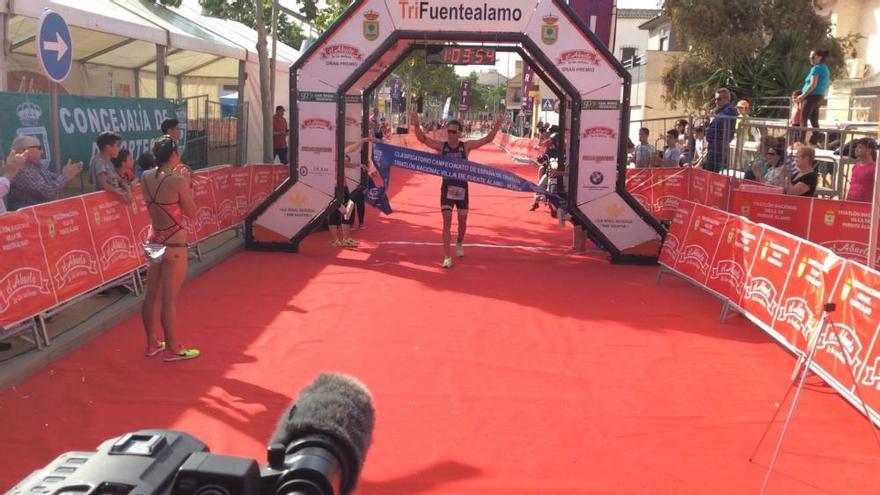 Llegada a la meta de Emilio Aguayo en el Triatlón Villa de Fuente Álamo