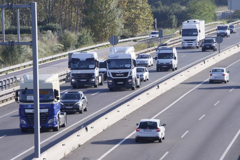 Marxa lenta de camions a la N-II al seu pas per Aiguaviva