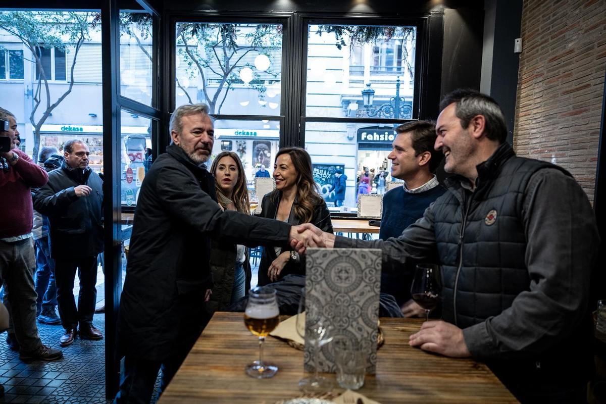 Jorge Azcón, este sábado, junto a su equipo del PP, en un céntrico bar de Zaragoza para compartir un vermú.