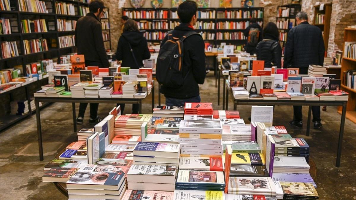 Ambiente pre-Sant Jordi en la librería Calders, en el barrio de Sant Antoni, la mañana del lunes de Pascua.