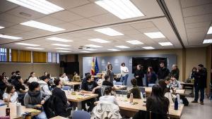 La ministra de Sanidad, Mónica García, en una sede del examen MIR 2026