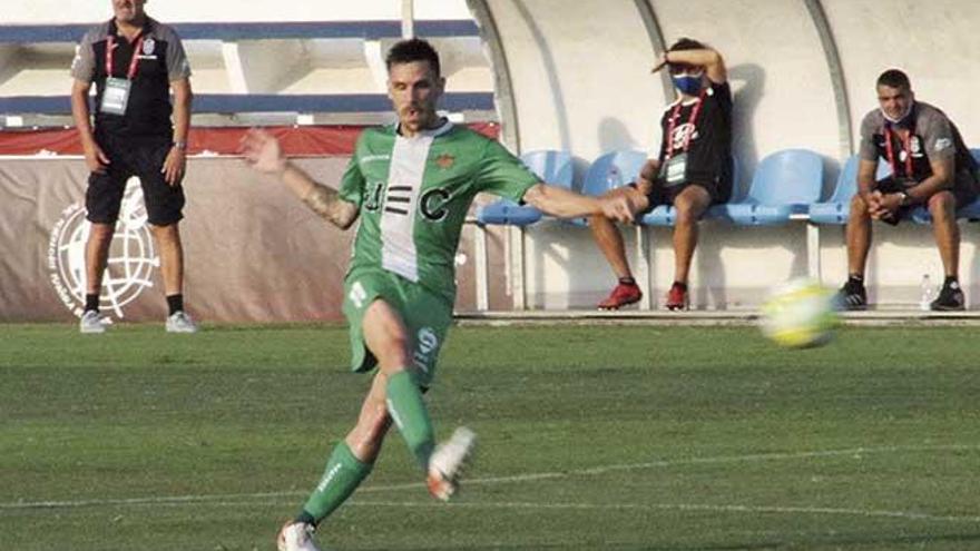 Mandiola, al fondo, en un lance del partido ante el Cornellà.