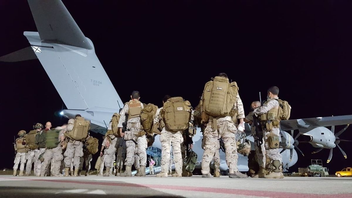 El primer avión para repatriar a los españoles de Afganistán salió anoche de Zaragoza