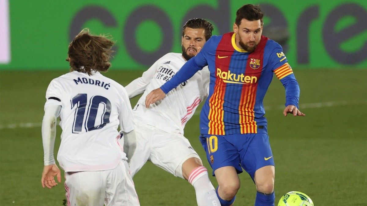 Messi lucha un balón con Nacho en el clásico