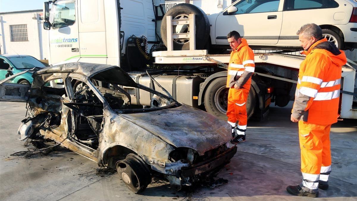 Aspecto del vehículo incendiado tras el accidente mortal en la AP-7, a la altura de Girona.