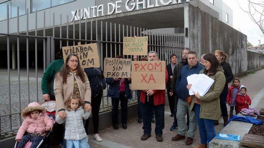 Un grupo de afectados por la falta de planeamiento se manifestó ante la delegación de la Xunta.  // R.V.