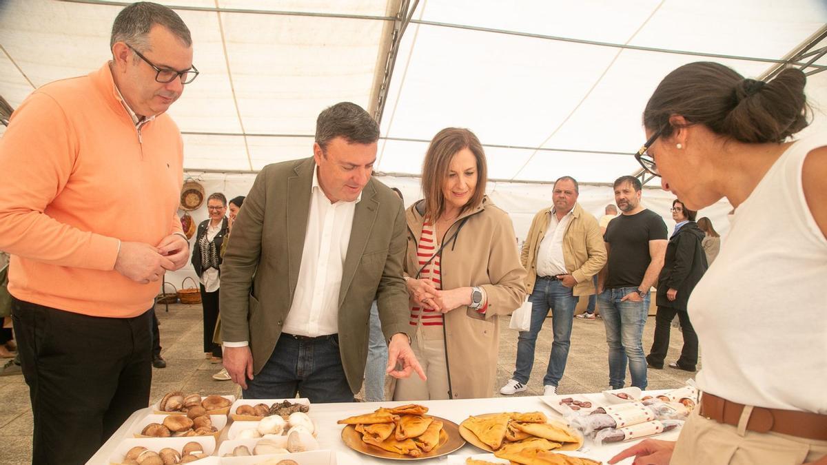 El alcalde de Ordes, izquierda, y el presidente de la Diputación coruñesa en la Festa do Champiñón de Ordes.