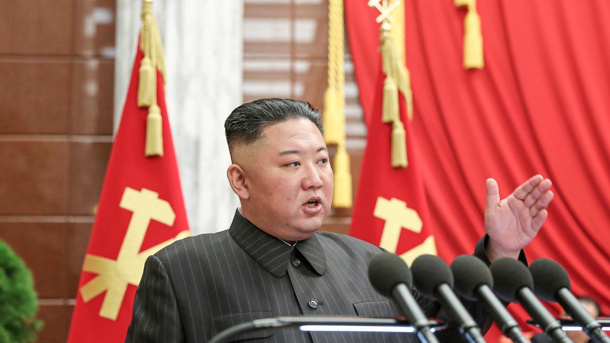 Kim Jong-un se dirige al resto de miembros del Partido Norcoreano de los Trabajadores en el politburó.