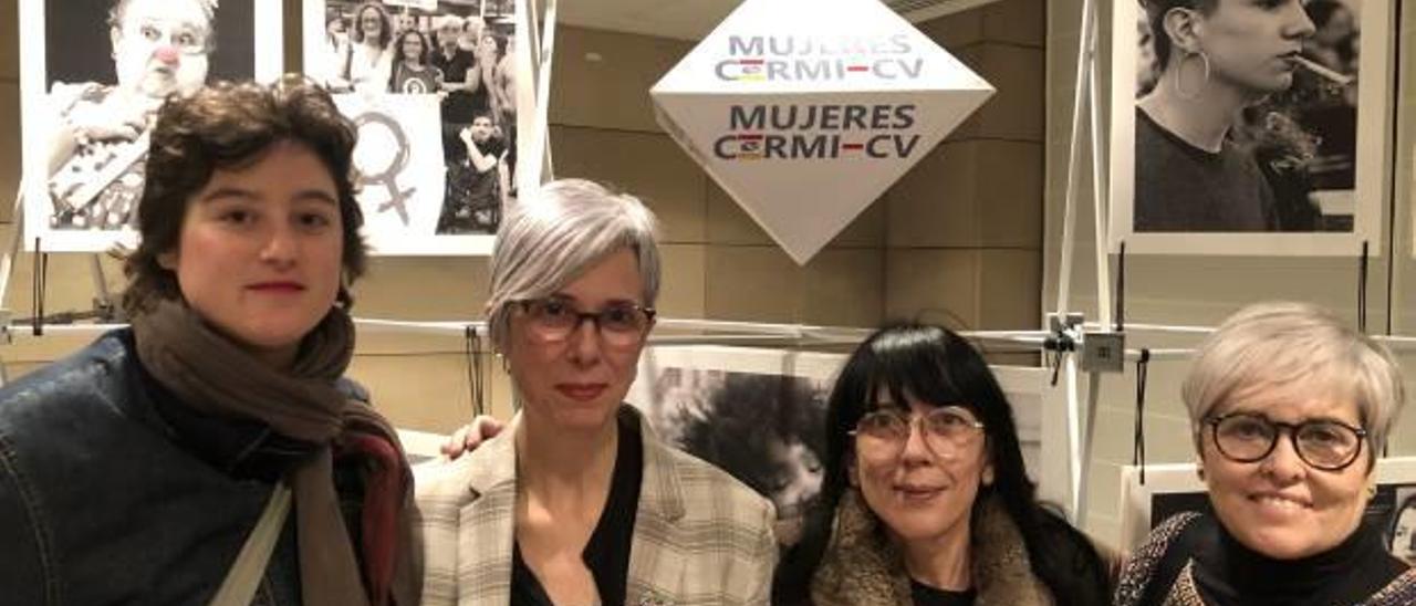 Concha Martínez, en el centro, junto a mujeres de Cermi.