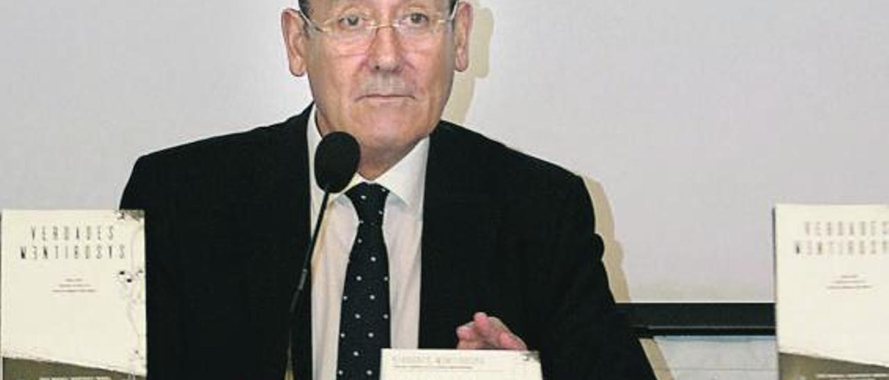 José Manuel Rodríguez Moral, durante la presentación de uno de sus libros. |