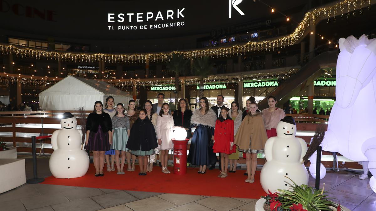 Las Reinas de la Magdalena y las damas de la ciudad encendieron la iluminación navideña de Estepark.