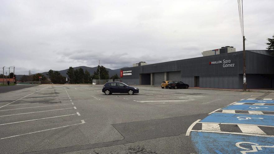 Plazas frente a la piscina y, al fondo, el pabellón Sara Gómez. |  Noé Parga