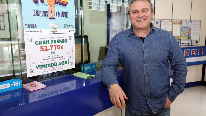 Manuel Núñez en la administración de lotería de A Illa. | Noé Parga
