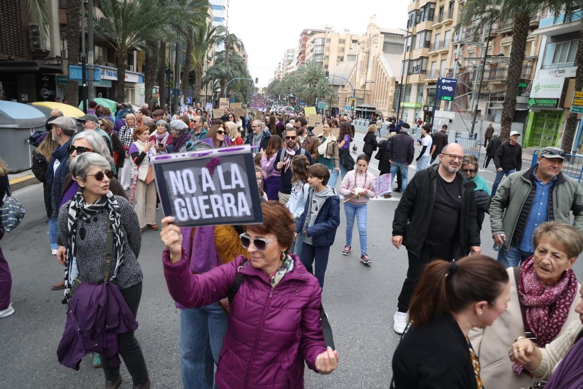 La multitudinaria marcha feminista en Alicante por el 8M, en imágenes