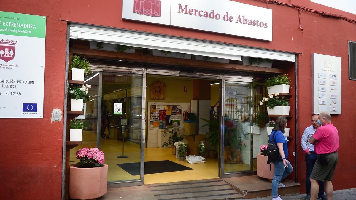 Acceso a la plaza de abastos decorado con jardineras y maceteros.s