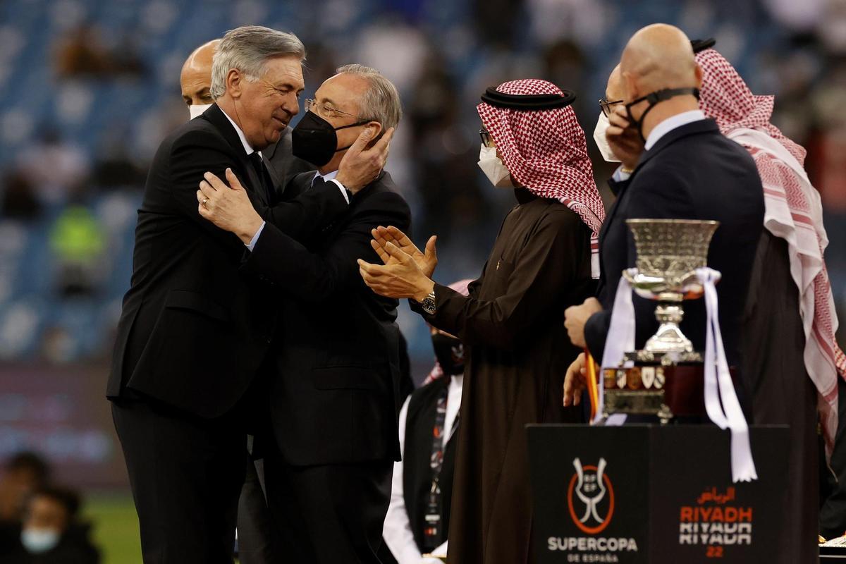 Ancelotti saludando a Florentino Pérez tras ganar la Supercopa de España.