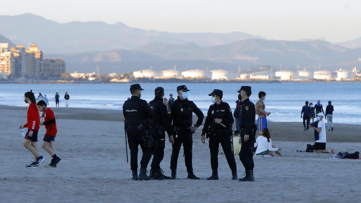 Buscan a un joven desaparecido en el agua de la playa de la Malva-rosa