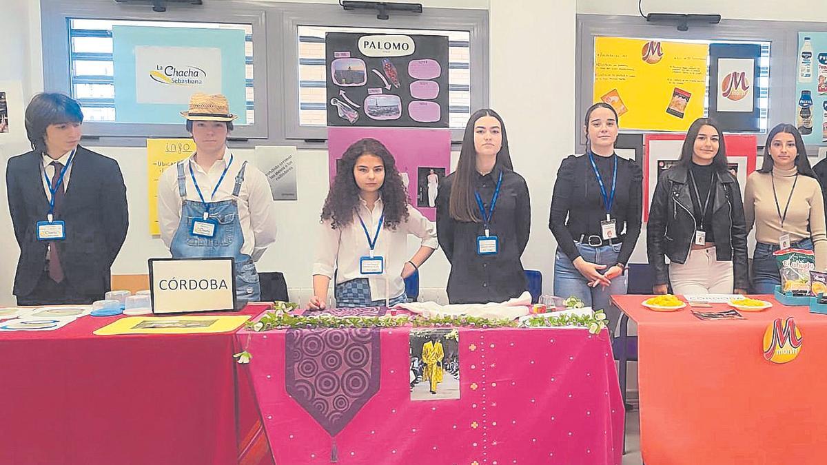 Algunos de los alumnos participantes en la primera Feria del Empredimiento del IES Casiana Muñoz.