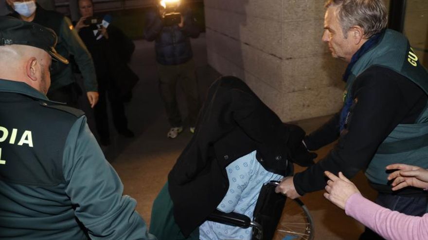 Ángel Rodríguez da Costa, en silla de ruedas a su salida de los juzgados de Vigo, el pasado jueves. | // A.V.