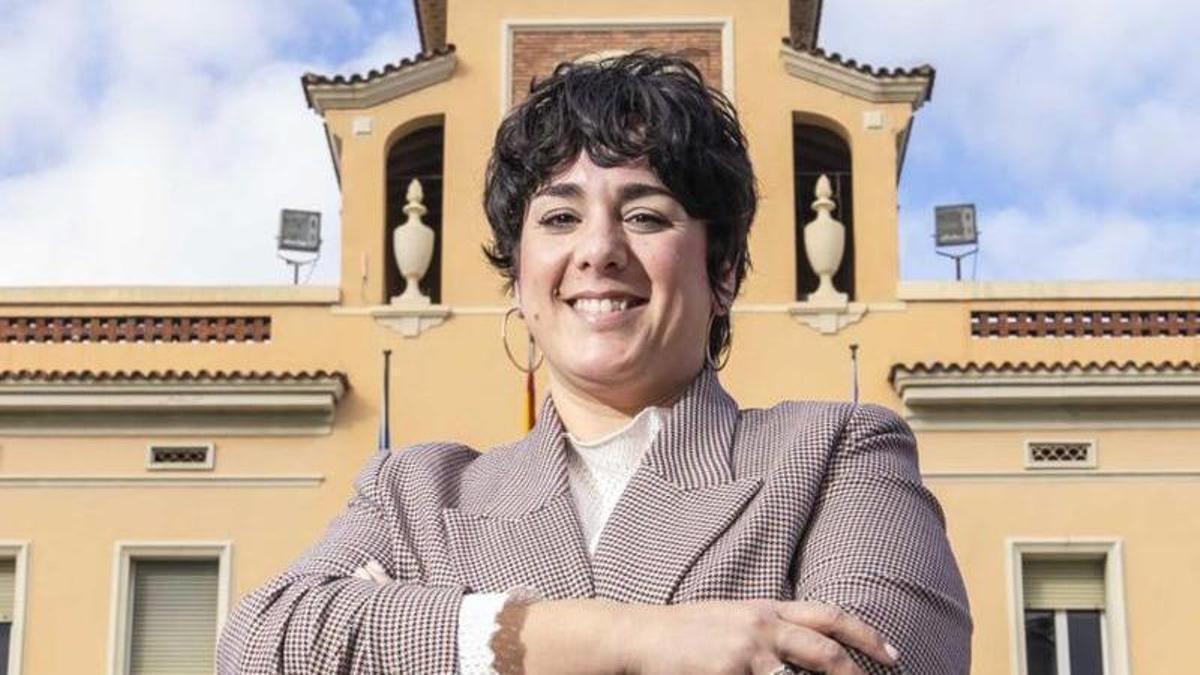 Mireia González, enfront de l'Ajuntament de Santa Coloma. | MANU MITRU