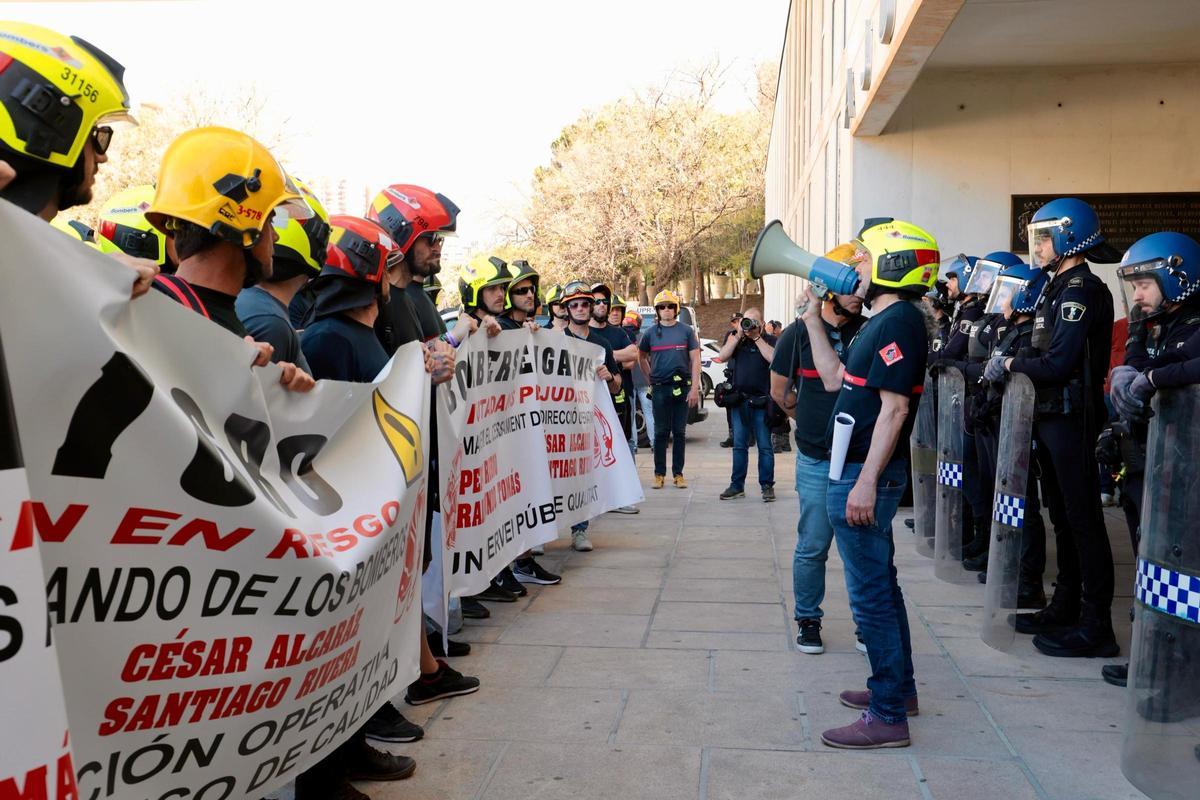 "Da la cara, Toni Pérez". Más de 200 bomberos del Consorcio Provincial de Alicante protestan en Benidorm