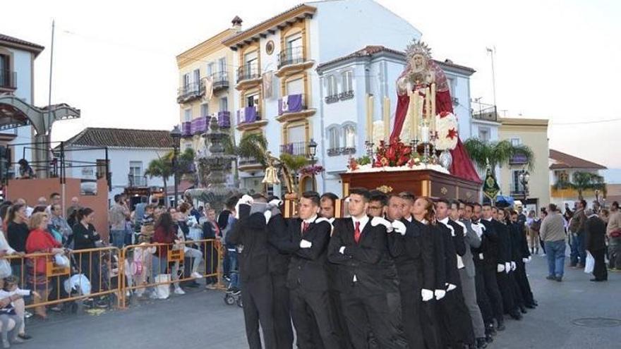 Imagen del trono de la Virgen de la Amargura durante su desfile procesional el Martes Santo de 2017.