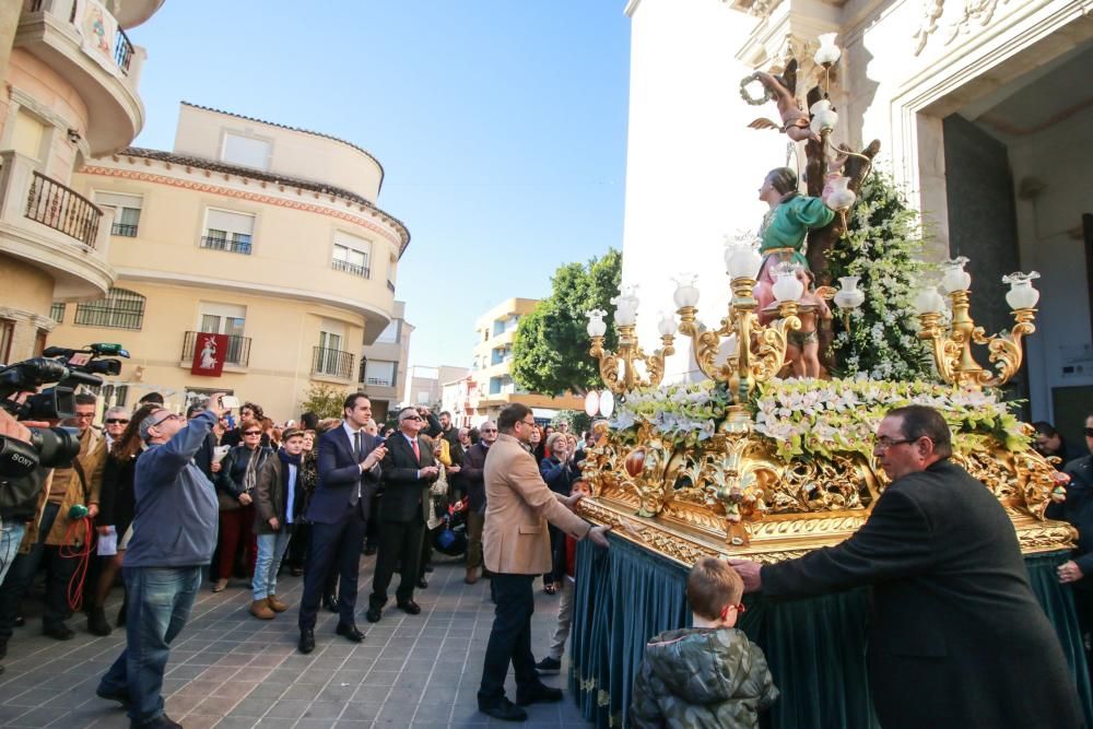 Miles de fieles han acompañado la imagen de Santa Águeda hasta su ermita en un camino jalonado por puestos de dulces