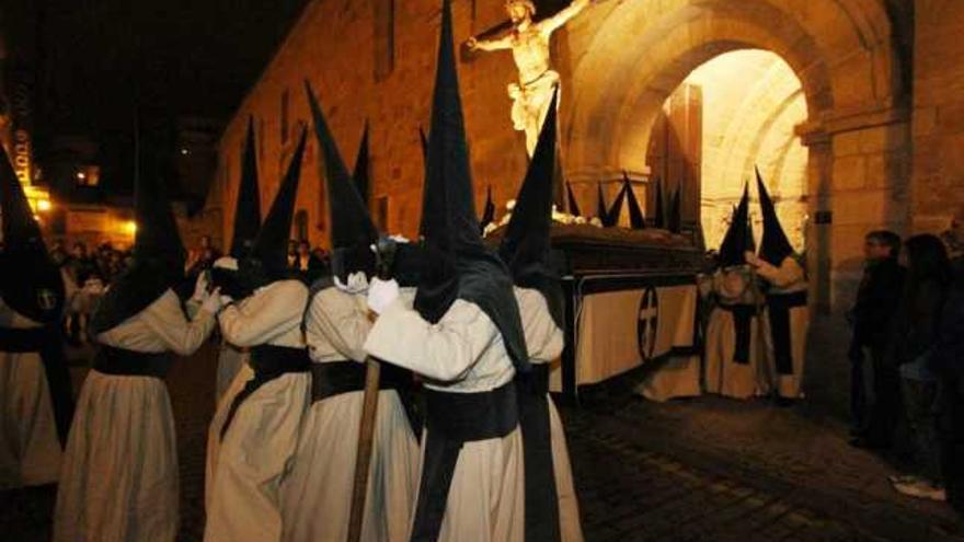 Los cargadores sacan del templo de La Horta al Cristo de la Expiación.