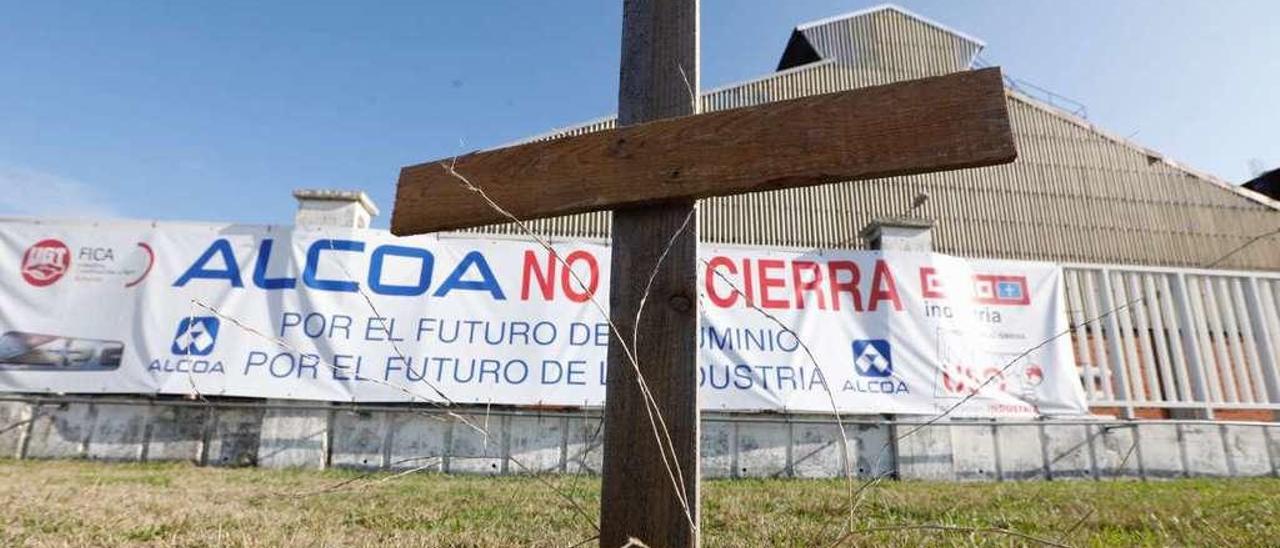 La planta de Alcoa en Avilés, desde una finca donde los trabajadores han colocado cruces.