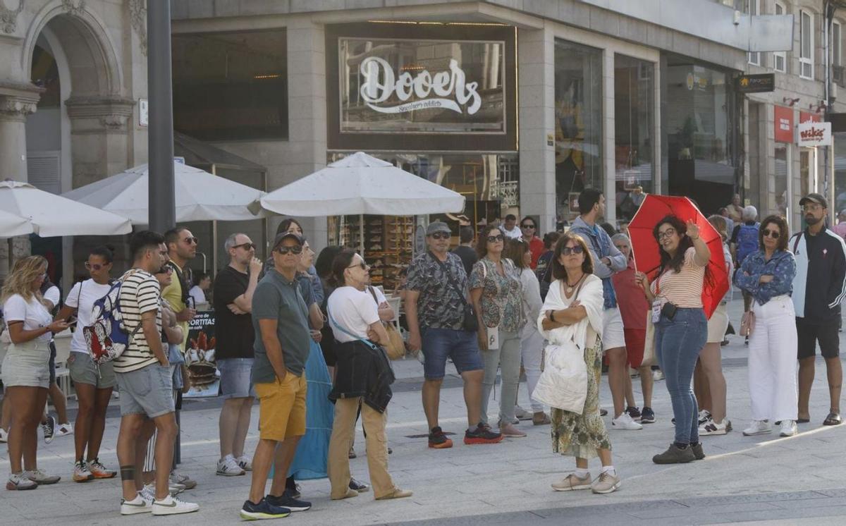 Un grupo de turistas realizando una visita guiada ayer en el Sireno en Príncipe.   | // RICARDO GROBAS