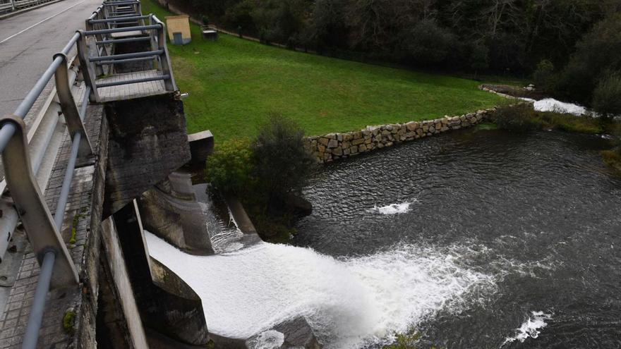 Salida de agua en el embalse de Cecebre. |   // VÍCTOR ECHAVE