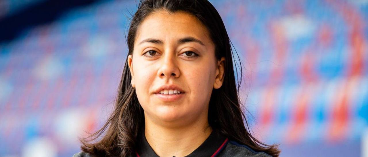 Paula Fernández, a la graderia de l’Estadi Ciutat de València | LEVANTE UD FEMENINO