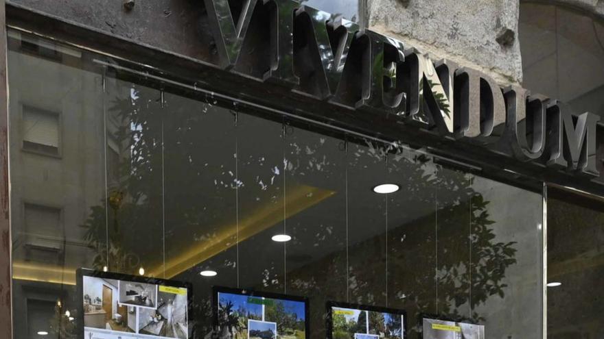 Una joven
mirando el
escaparate de
una inmobiliaria.
|  Pablo H. Gamarra