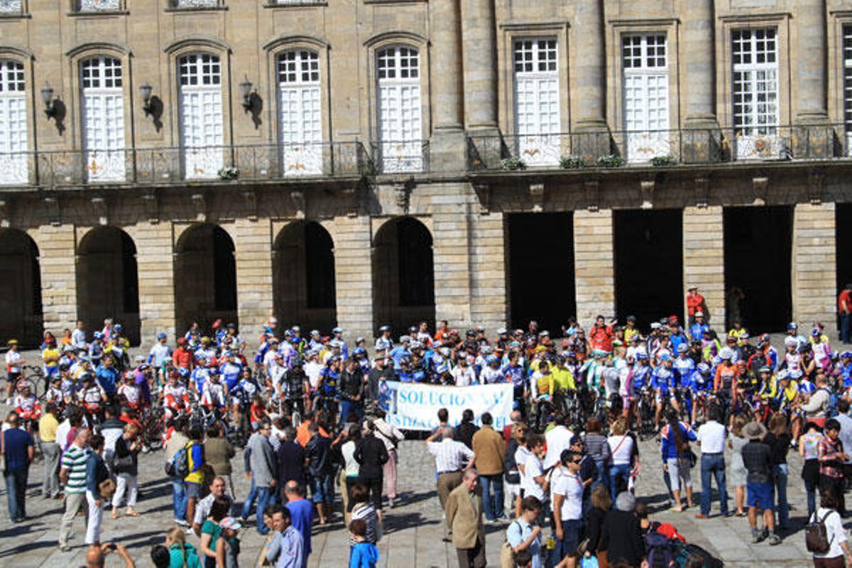 Una vista de la concentración en la Praza do Obradoiro de Santiago. // Efe