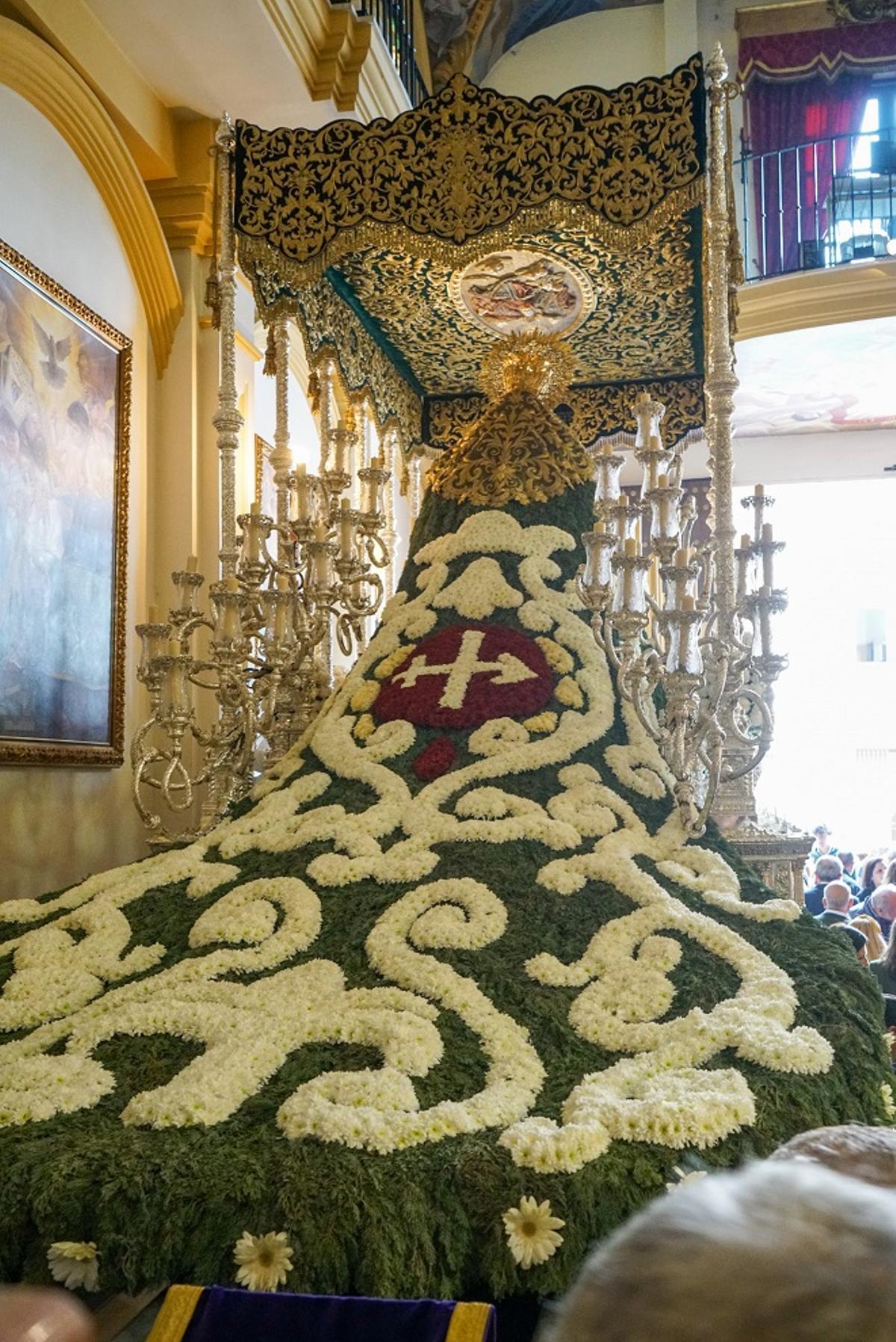 La Virgen de las Penas lucirá un manto con el escudo de la Fundación
